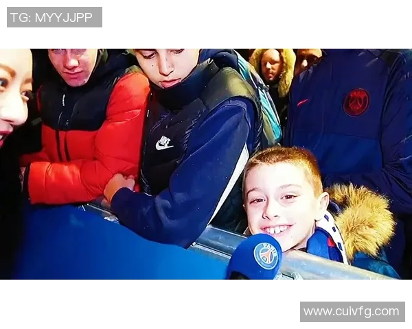 足球明星喜迎新生儿家庭幸福满溢球场外的温馨时刻